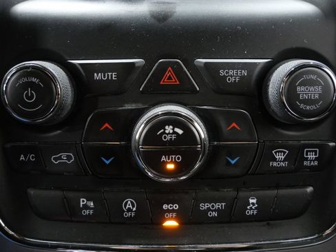 Used 2021 Jeep Grand Cherokee Laredo AWD/4WD image 19