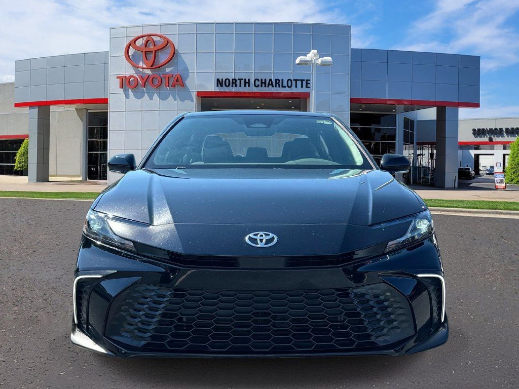 Used 2025 Toyota Camry SE FWD image 3