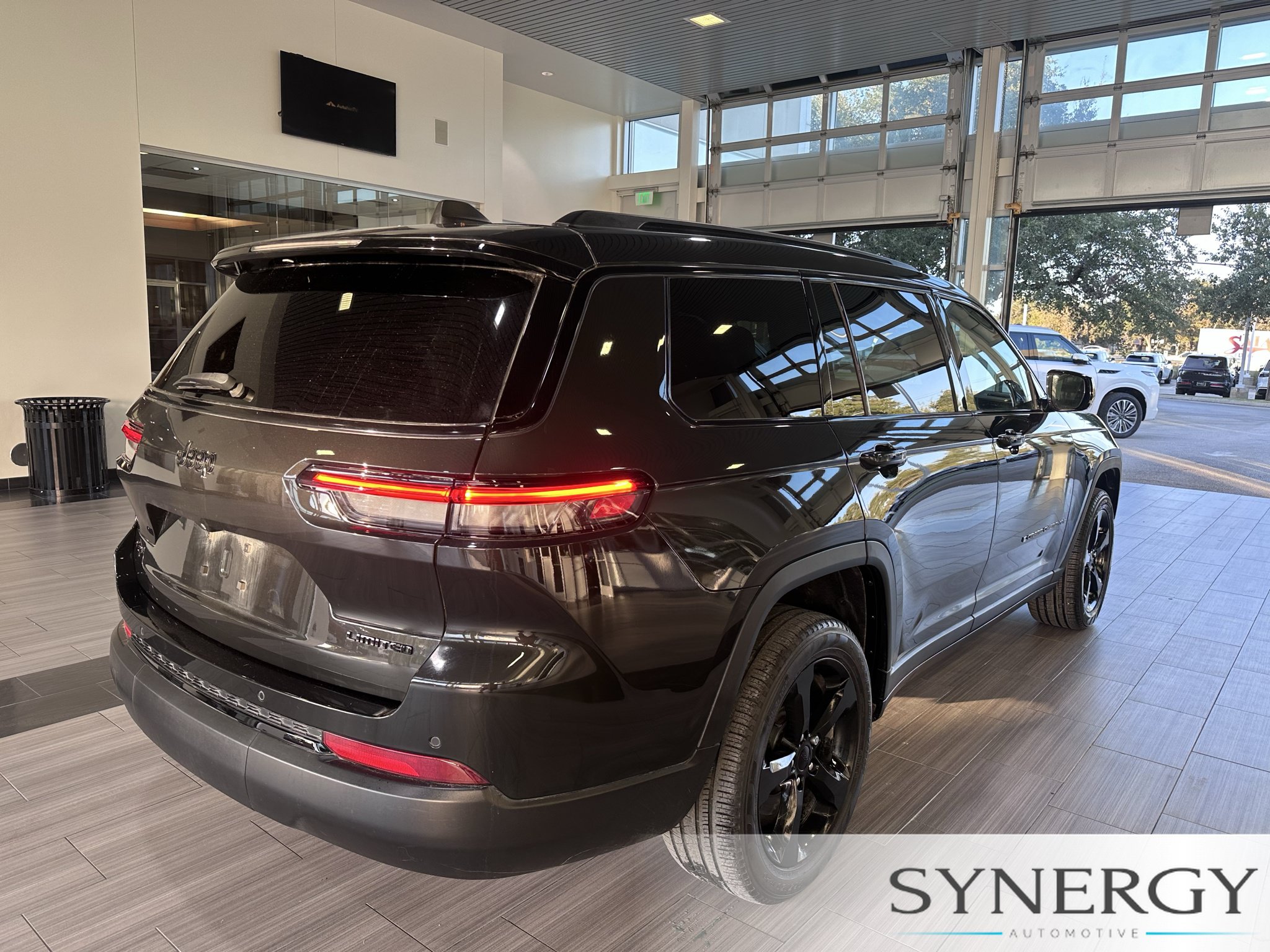 Used 2024 Jeep Grand Cherokee L Limited w/ Black Appearance Package AWD/4WD image 11