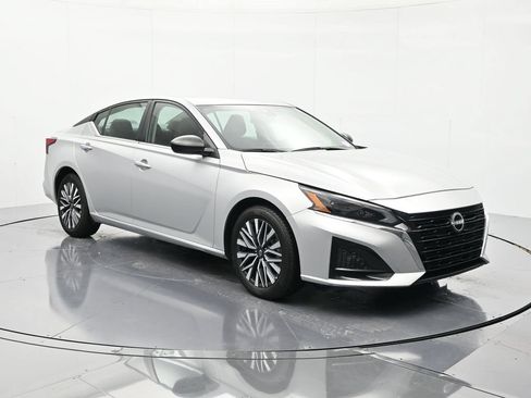 Certified 2025 Nissan Altima 2.5 SV FWD image 3