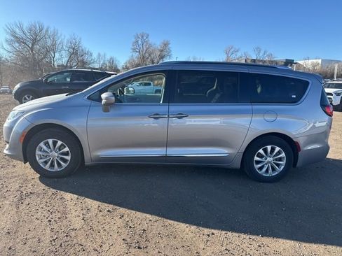 Used 2019 Chrysler Pacifica Touring-L image 2