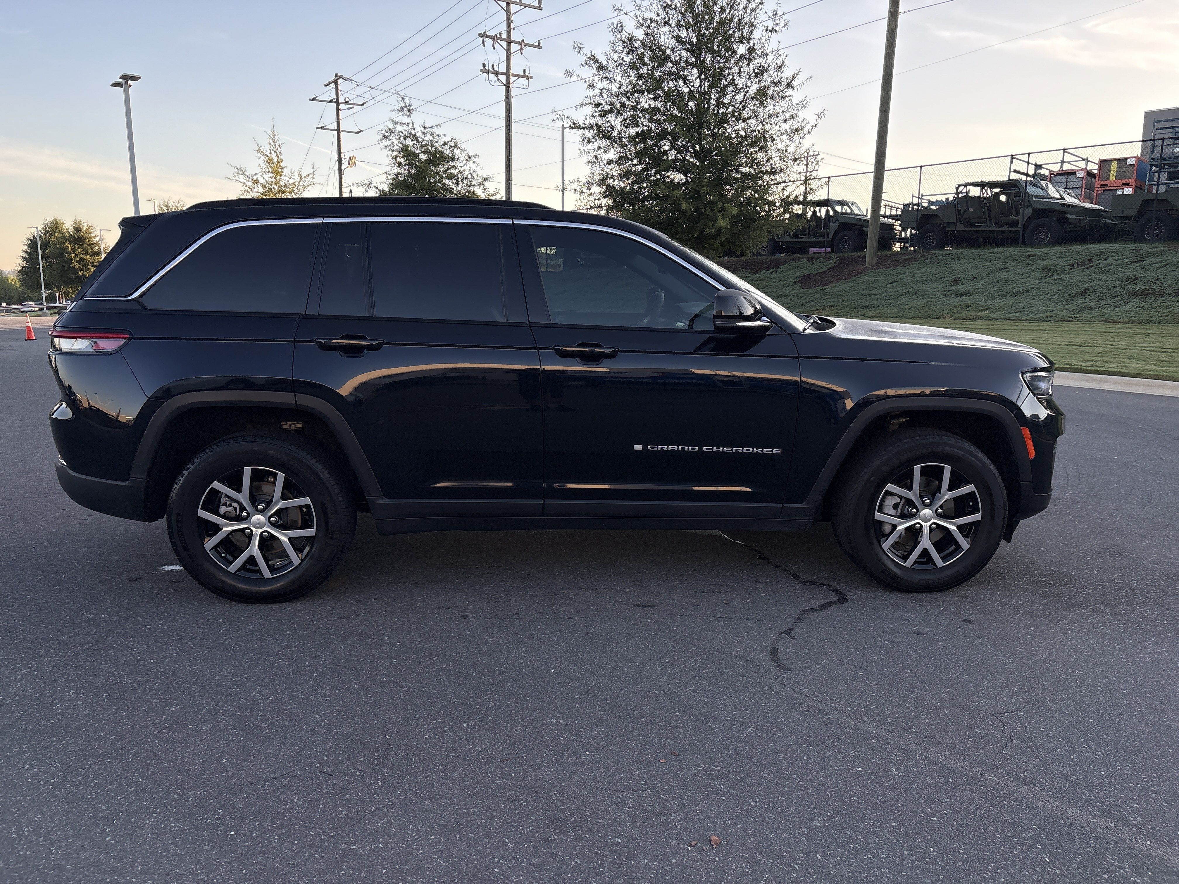 Used 2024 Jeep Grand Cherokee Limited AWD/4WD image 10