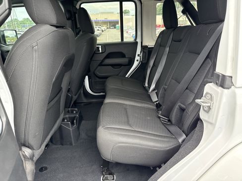 Used 2020 Jeep Wrangler Unlimited Sahara AWD/4WD image 30