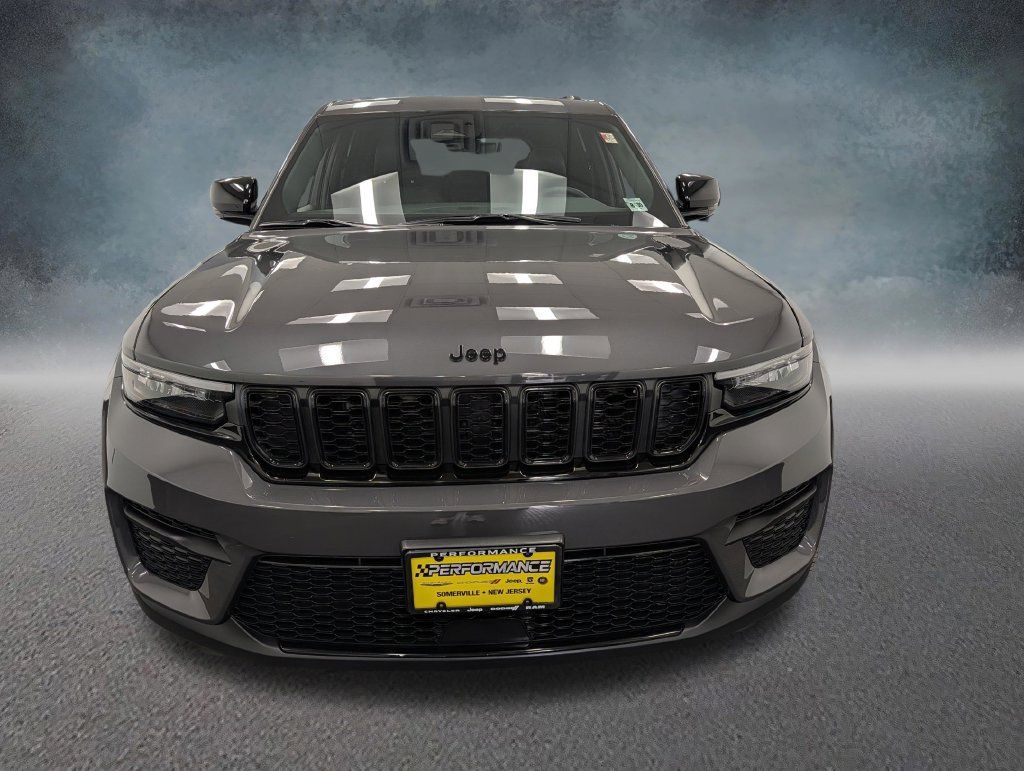 Used 2025 Jeep Grand Cherokee Altitude AWD/4WD image 2
