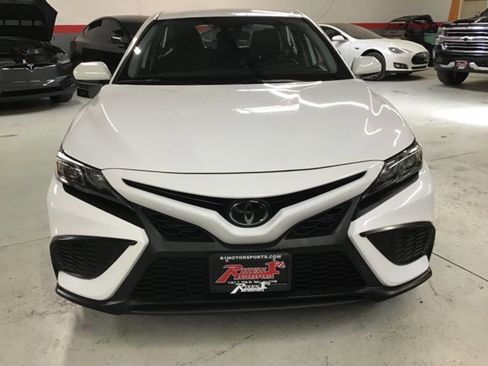 Used 2021 Toyota Camry SE FWD image 2