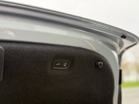 Used 2021 Porsche Taycan image 31