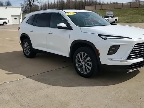 Used 2025 Buick Enclave Preferred w/ Power Package image 2