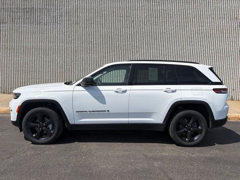 Used 2023 Jeep Grand Cherokee Limited w/ Luxury Tech Group II AWD/4WD image 2