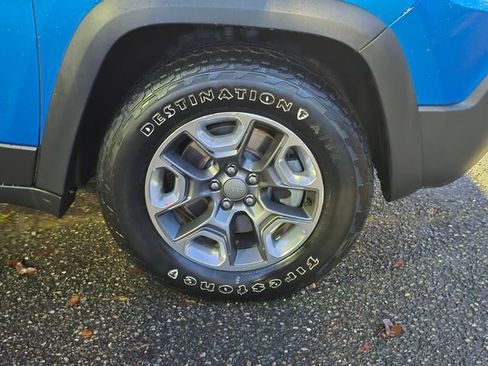 Used 2019 Jeep Cherokee Trailhawk AWD/4WD image 9