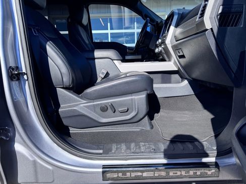 Used 2022 Ford F250 Lariat w/ Black Appearance Package image 11