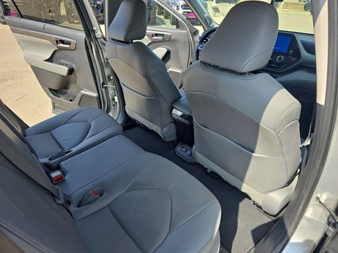 Used 2023 Toyota Highlander Limited image 11