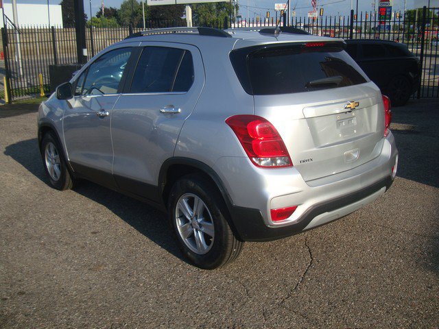 Used 2020 Chevrolet Trax LT w/ LT Convenience Package FWD image 3