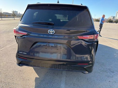 Used 2025 Toyota Sienna XSE image 17
