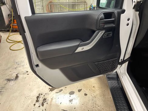 Used 2014 Jeep Wrangler Unlimited Sahara w/ Connectivity Group AWD/4WD image 15