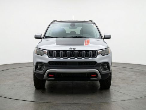 Used 2025 Jeep Compass Trailhawk AWD/4WD image 2