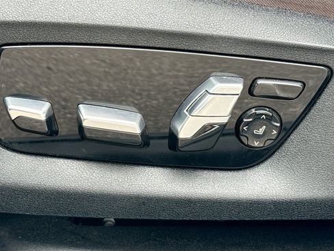 Used 2022 BMW 540i w/ Premium Package image 25