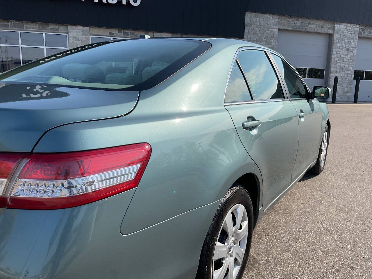 Used 2011 Toyota Camry LE FWD image 8