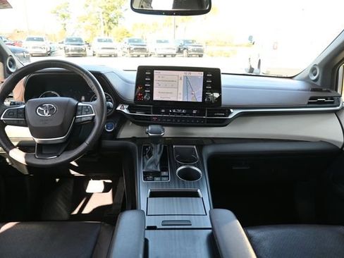 Used 2021 Toyota Sienna Platinum image 12