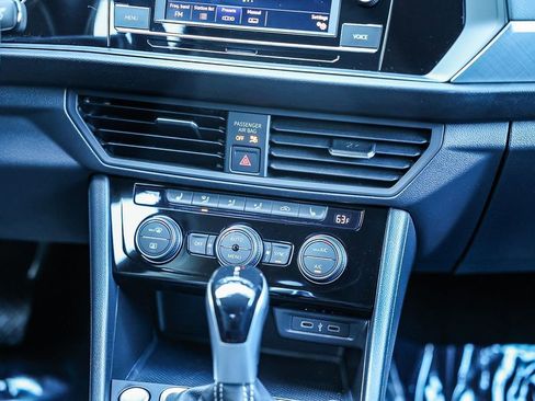 Used 2022 Volkswagen Jetta SE image 21
