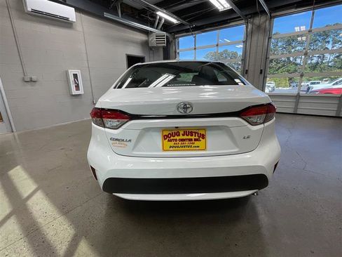 Used 2022 Toyota Corolla LE FWD image 4