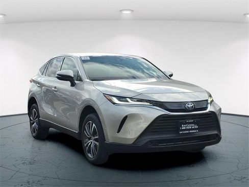 Used 2023 Toyota Venza LE image 1