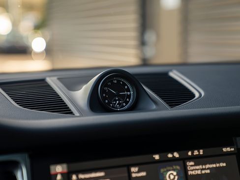 Certified 2025 Porsche Macan image 10