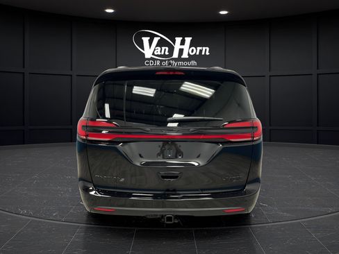 New 2027 Chrysler Pacifica Limited w/ Family Tech Group AWD/4WD image 6
