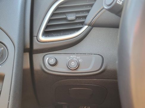 Used 2019 Chevrolet Trax LT w/ LT Convenience Package image 12