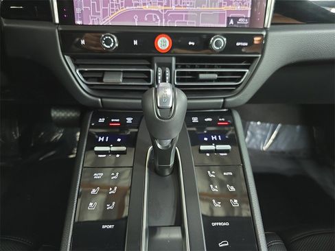 Used 2025 Porsche Macan image 19