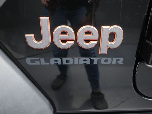 Used 2024 GMC Canyon AT4 w/ Technology Package image 9