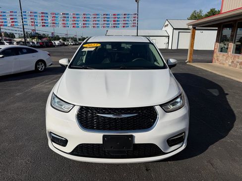 Used 2023 Chrysler Pacifica Touring-L FWD image 10