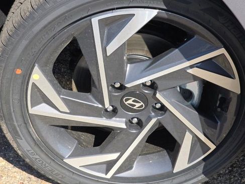 Certified 2025 Hyundai Elantra SEL image 15