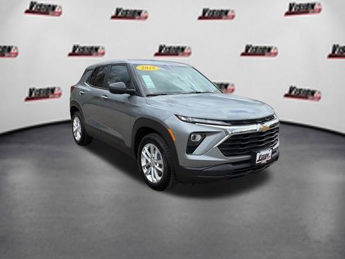 Used 2025 Chevrolet TrailBlazer LS w/ LS Convenience Package FWD image 3