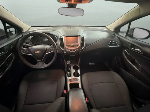 Used 2017 Chevrolet Cruze LT w/ Convenience Package FWD image 9