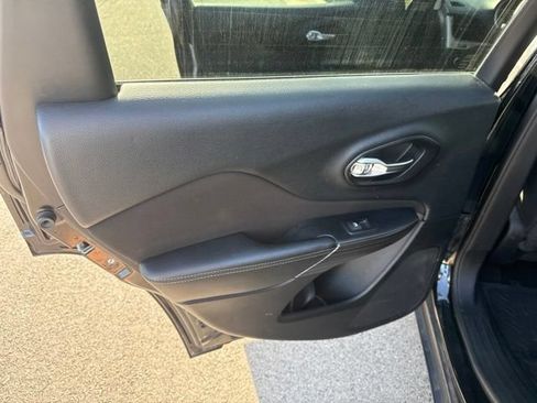 Used 2017 Jeep Cherokee Sport FWD image 21
