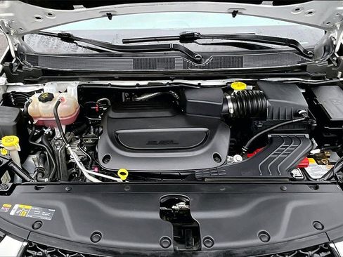 Used 2023 Chrysler Pacifica Touring-L image 10