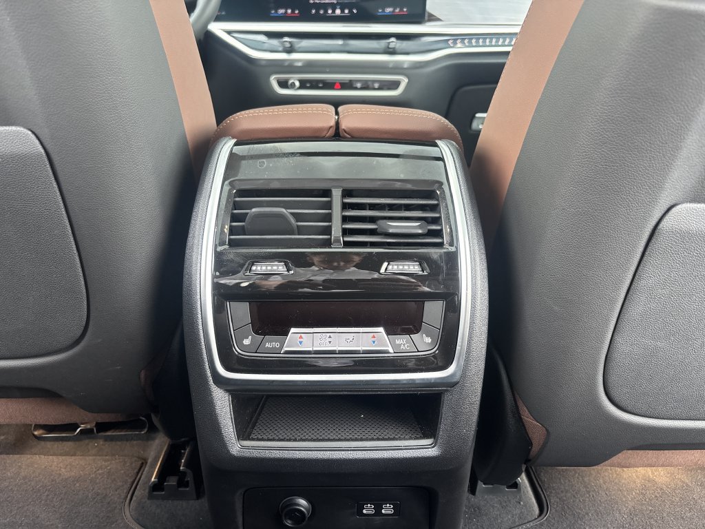 Used 2026 BMW X7 xDrive40i w/ M Sport Package AWD/4WD image 25