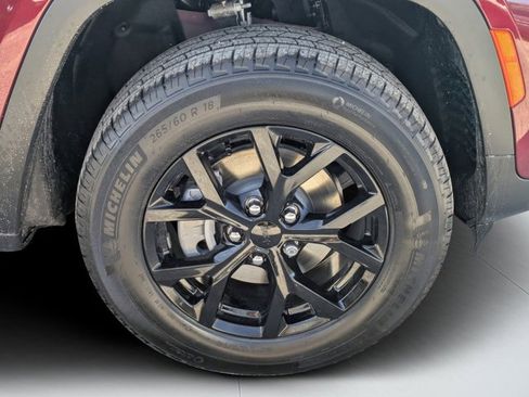 New 2025 Jeep Grand Cherokee Altitude image 9