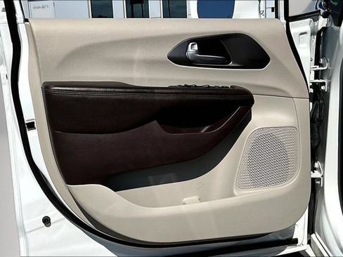Used 2018 Chrysler Pacifica Touring-L FWD image 18