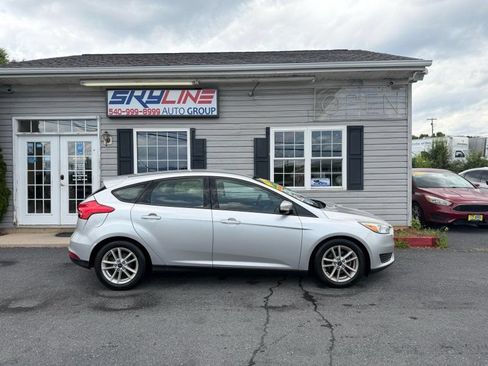 Used 2017 Ford Focus SE FWD image 1