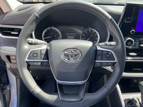 Used 2024 Toyota Highlander XLE FWD image 6