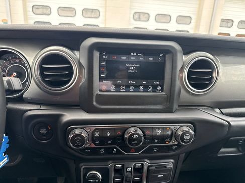 Used 2019 Jeep Wrangler Unlimited Sahara w/ LED Lighting Group AWD/4WD image 12