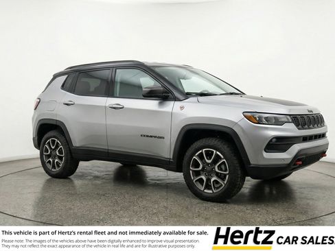 Used 2025 Jeep Compass Trailhawk AWD/4WD image 1