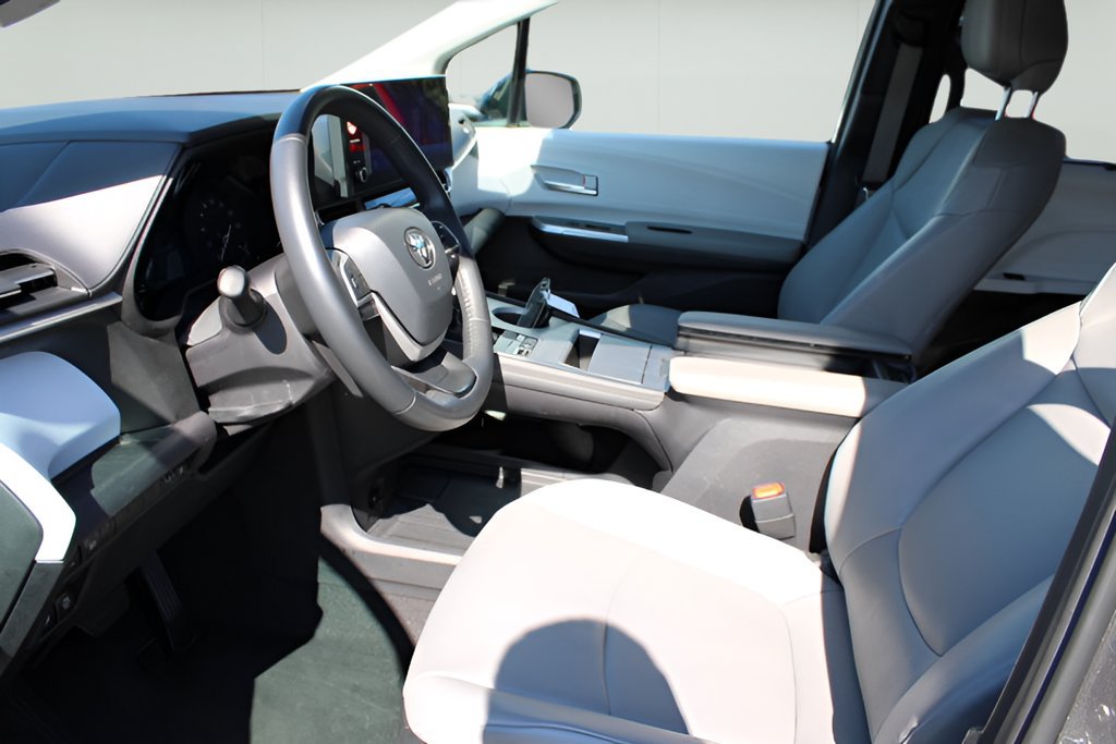 Certified 2025 Toyota Sienna XLE FWD image 9