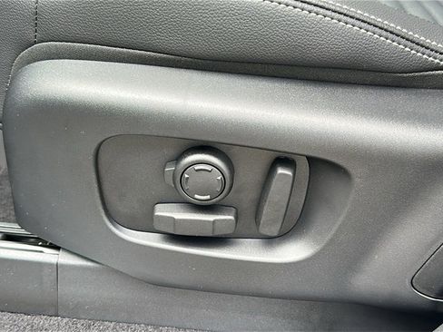 New 2025 Land Rover Discovery S image 12