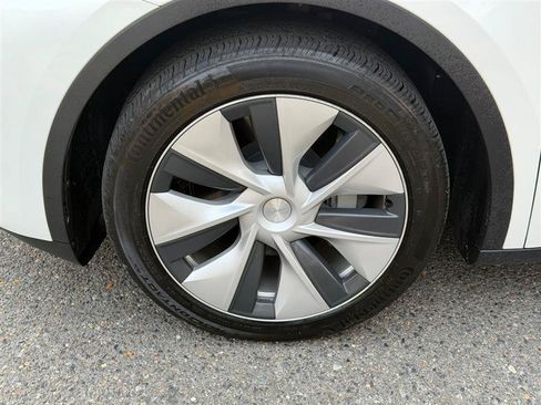 Used 2024 Tesla Model Y Long Range AWD/4WD image 15