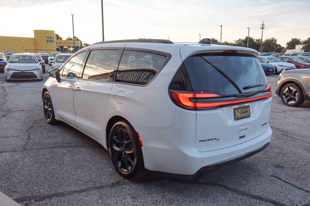 Used 2025 Chrysler Pacifica Limited FWD image 4