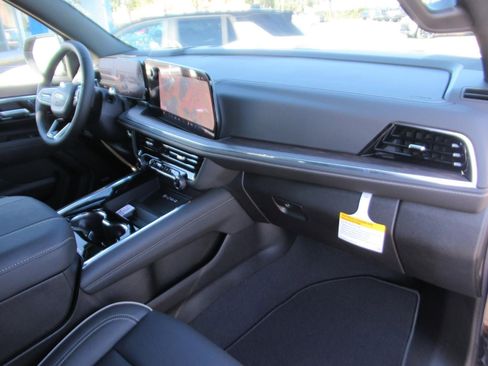 New 2026 Chevrolet Suburban Premier image 11