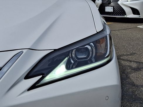 Certified 2025 Lexus ES 300h w/ Technology Package image 10