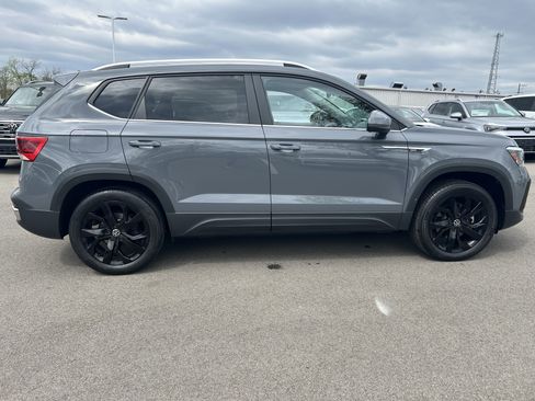 Used 2023 Volkswagen Taos SE w/ Black Wheel Package image 8